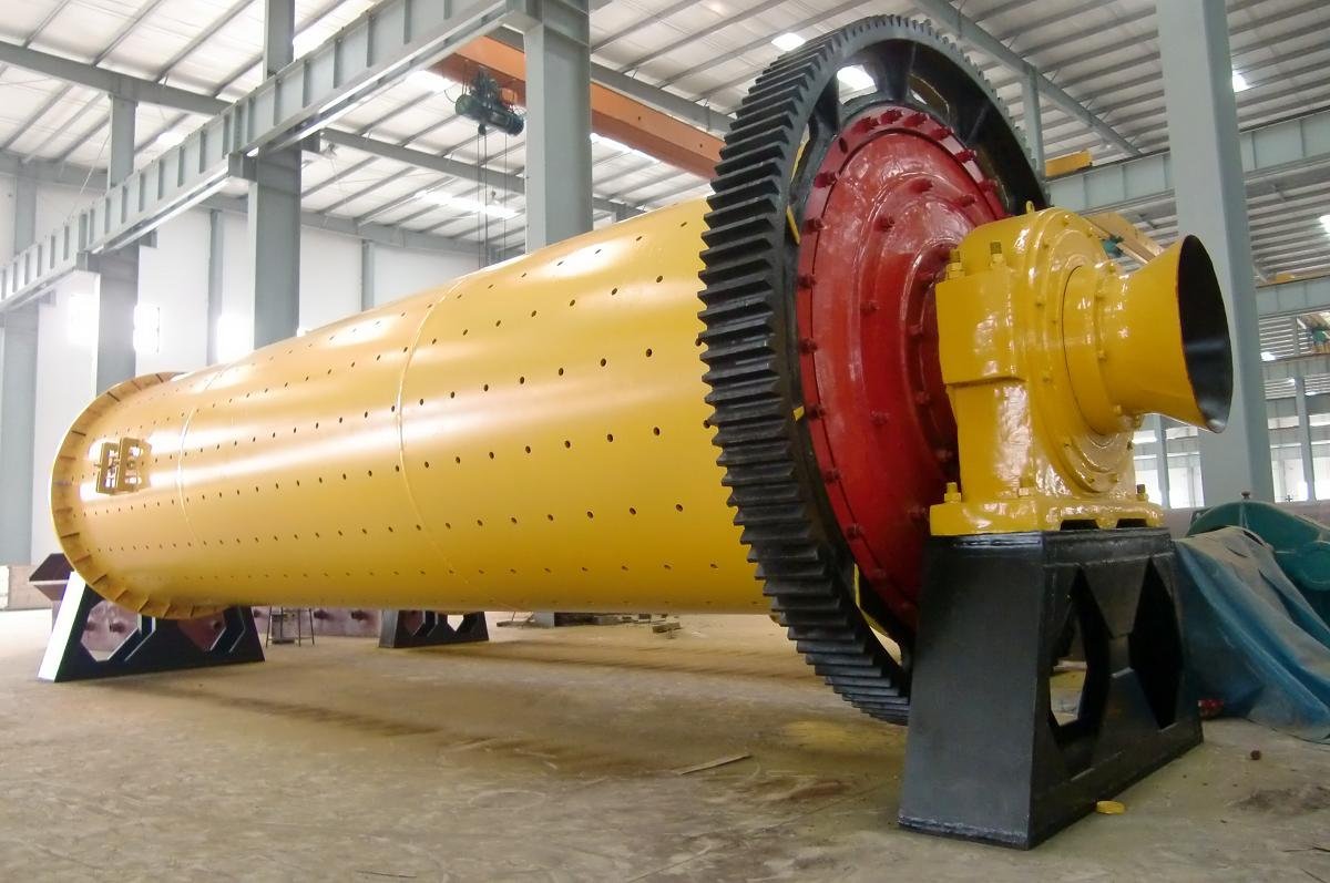 Phosphate ore grinding mill for ultra-fine powder
